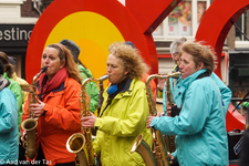 830834 Afbeelding van het optreden van het straatorkest Tutti Saxi op de Stadhuisbrug te Utrecht ter gelegenheid van de ...